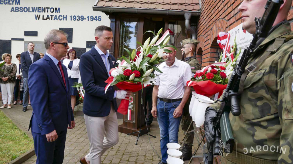 Historyczna tablica na murze liceum
