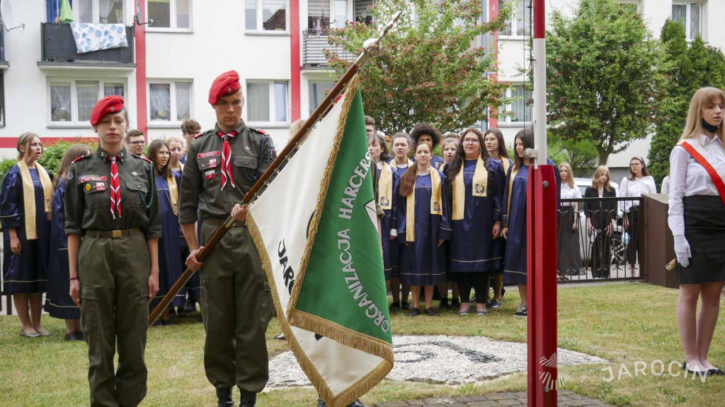 Historyczna tablica na murze liceum