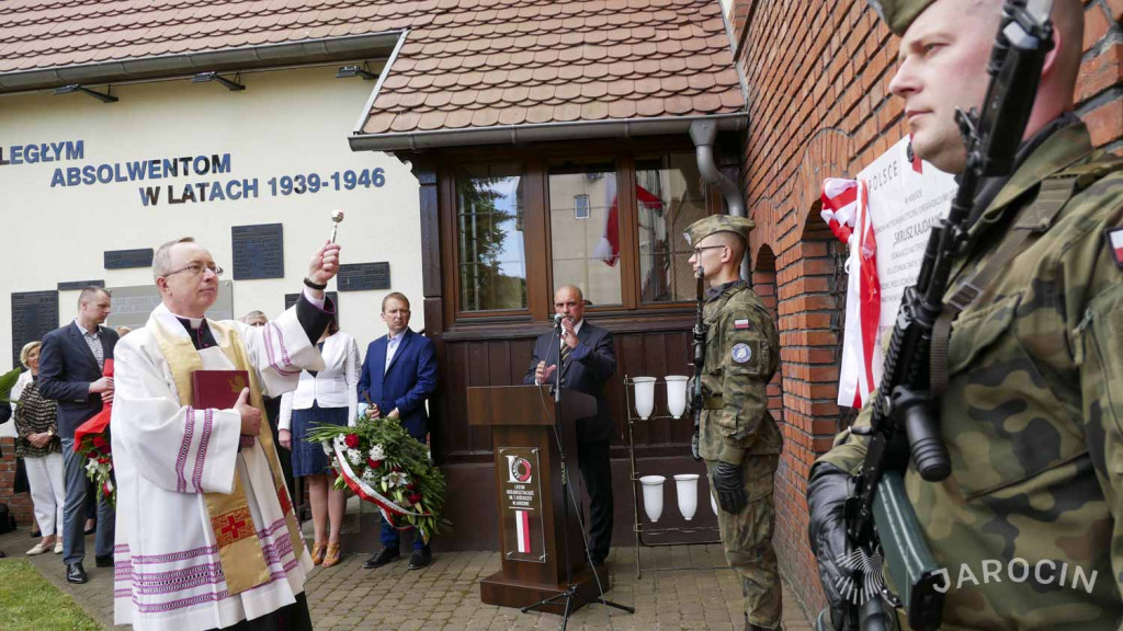 Historyczna tablica na murze liceum