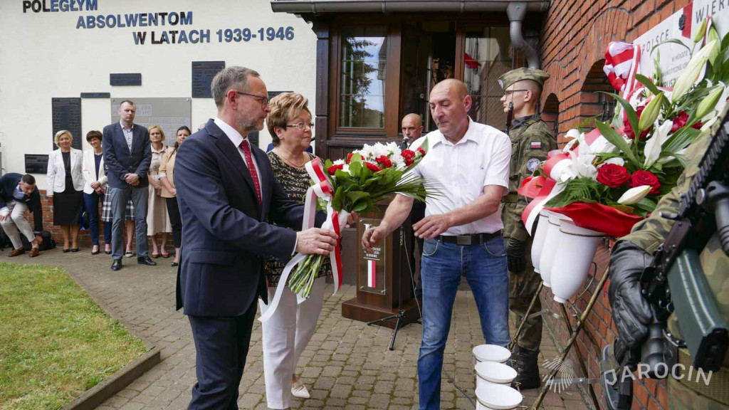 Historyczna tablica na murze liceum