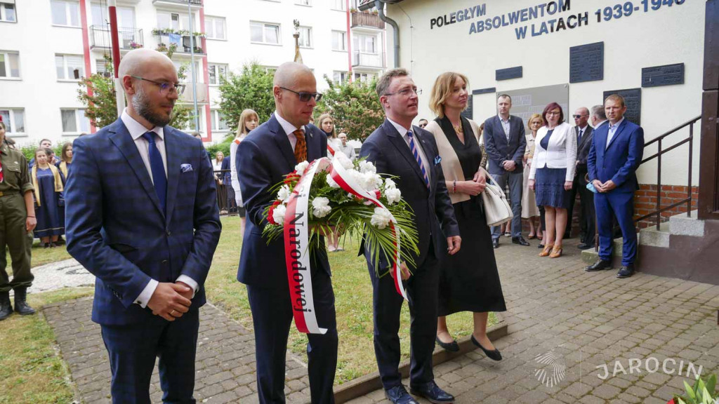 Historyczna tablica na murze liceum