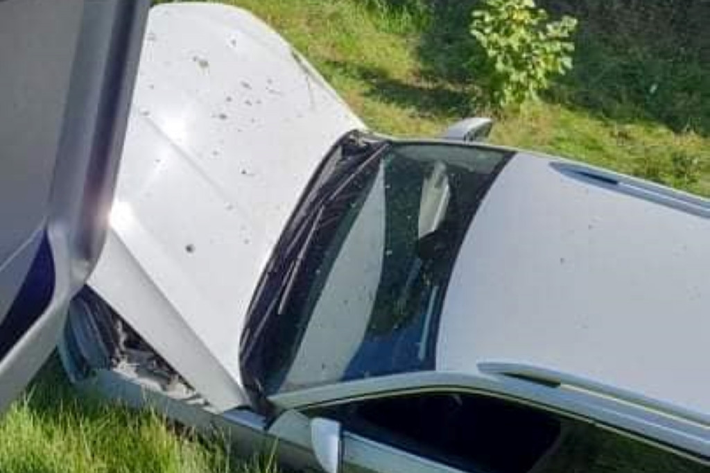 Auto w rowie na obwodnicy Jarocina