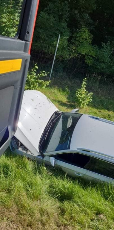 Auto w rowie na obwodnicy Jarocina
