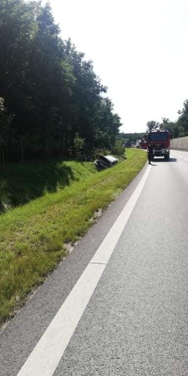 Auto w rowie na obwodnicy Jarocina
