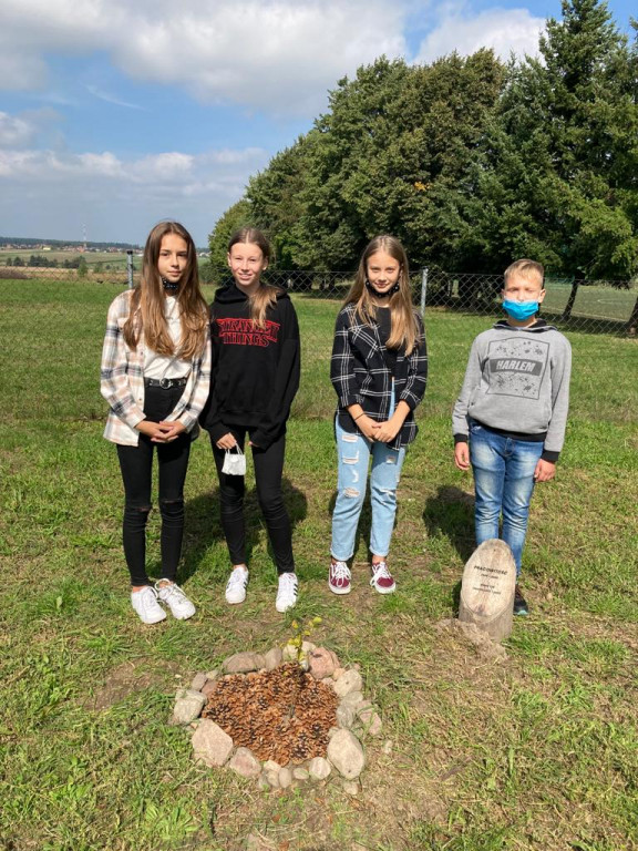 Ogród wspomnień przy Szkole Podstawowej w Cielczy