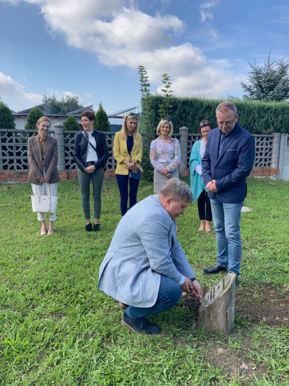 Ogród wspomnień przy Szkole Podstawowej w Cielczy