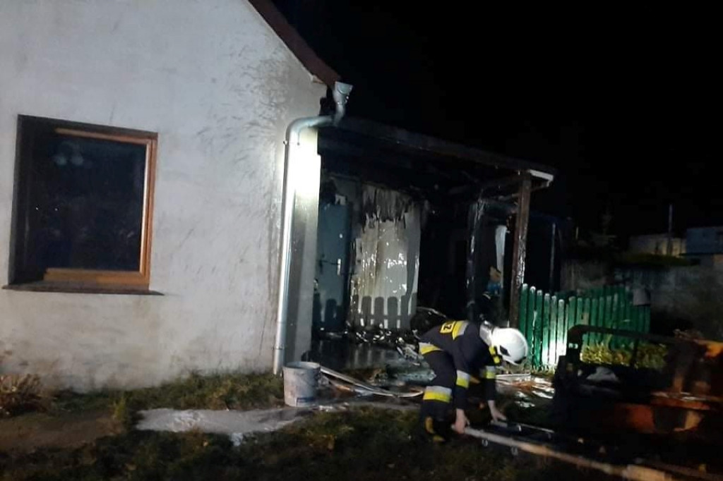 Roszków. Dom w płomieniach