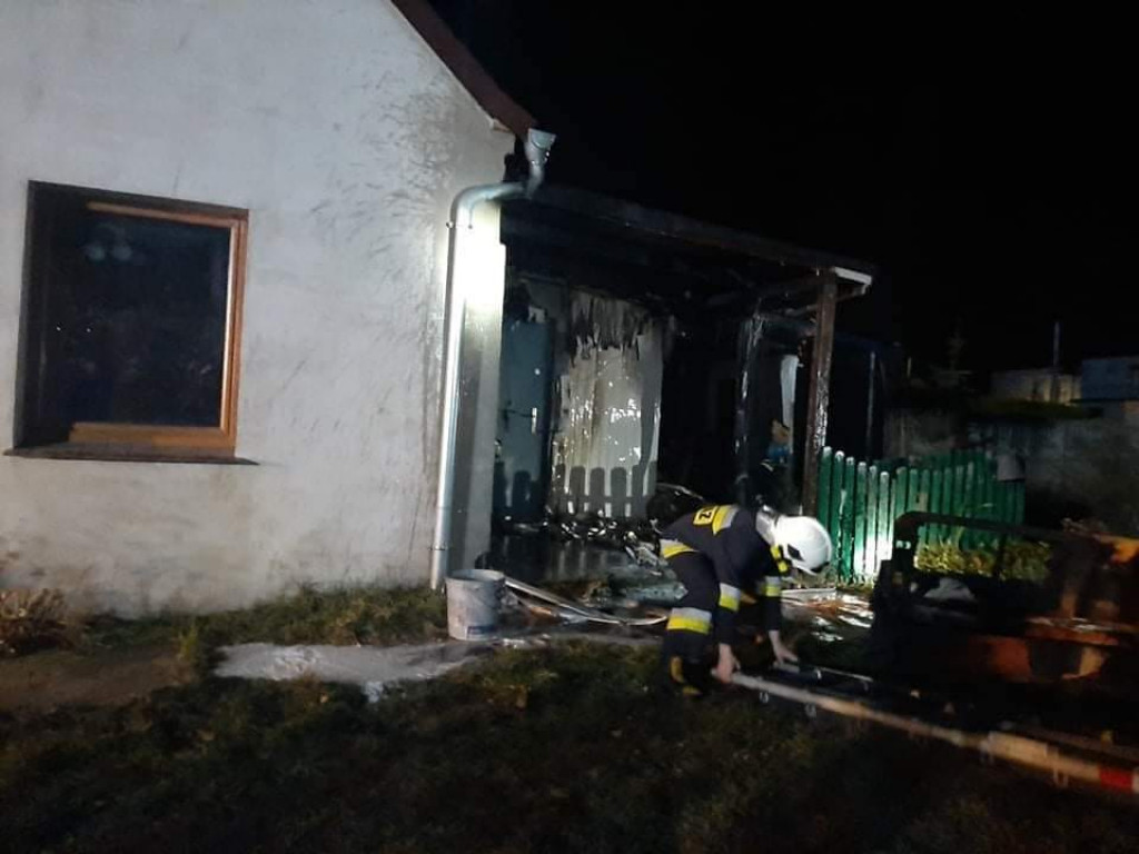 Roszków. Dom w płomieniach