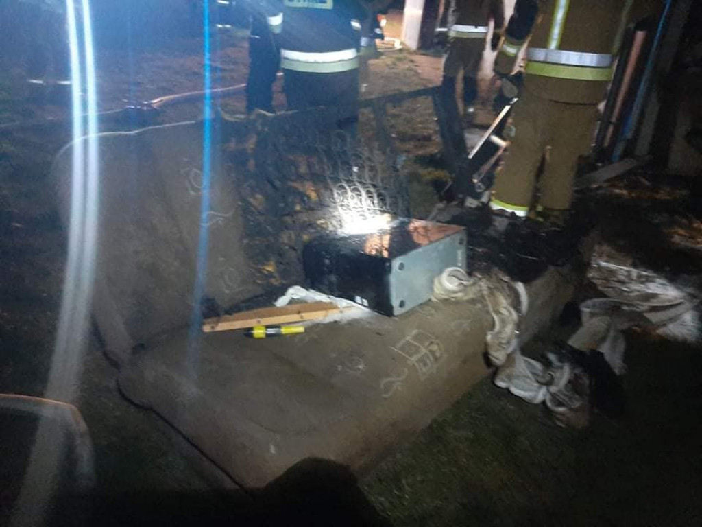 Roszków. Dom w płomieniach