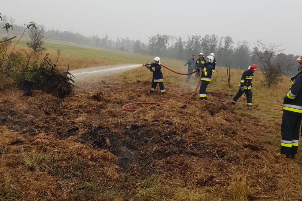 Łobez. Baloty słomy w ogniu