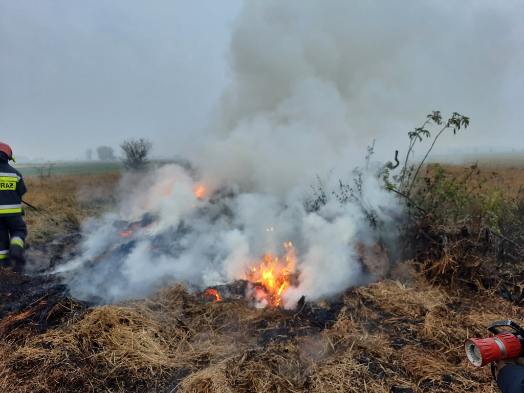 Łobez. Baloty słomy w ogniu