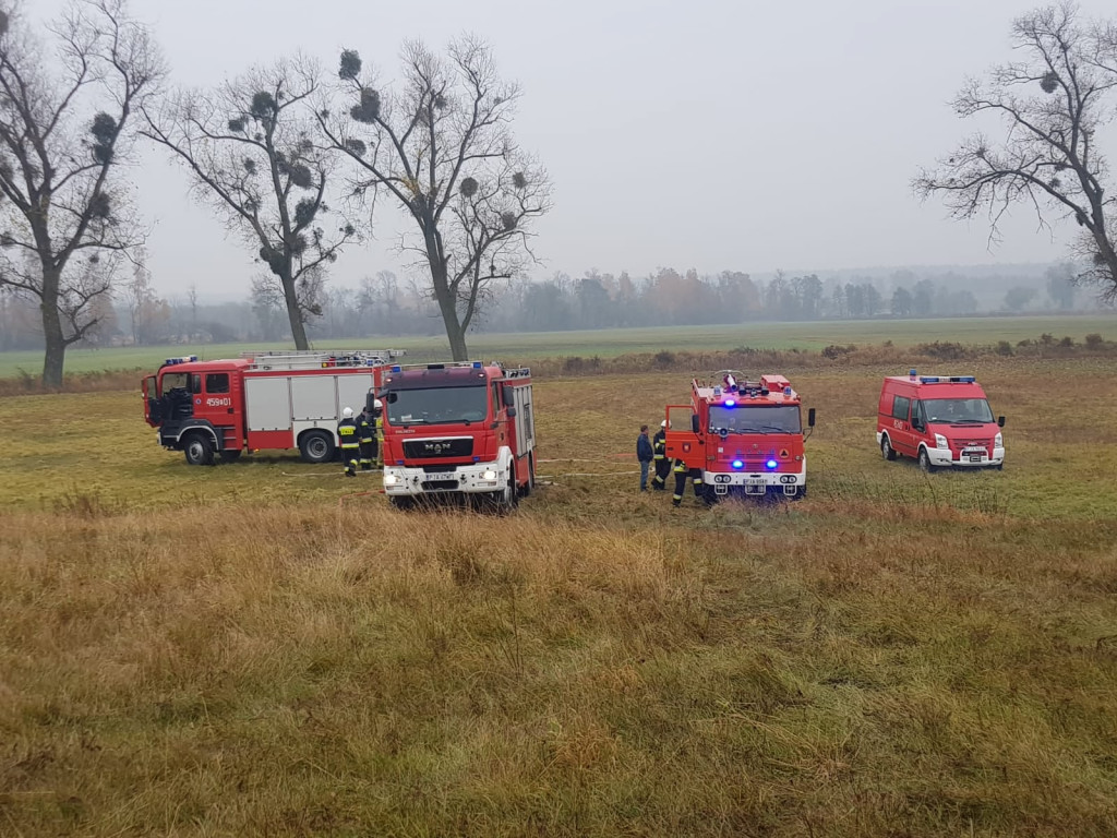 Łobez. Baloty słomy w ogniu