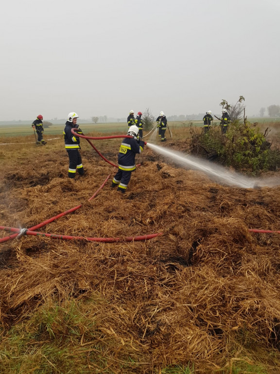 Łobez. Baloty słomy w ogniu