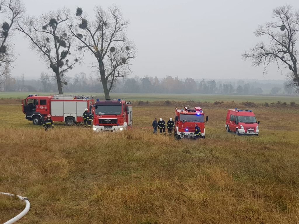 Łobez. Baloty słomy w ogniu