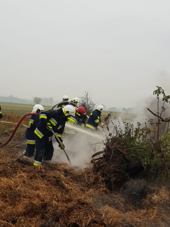 Łobez. Baloty słomy w ogniu