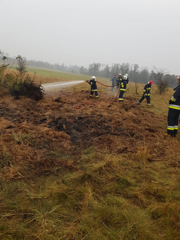 Łobez. Baloty słomy w ogniu