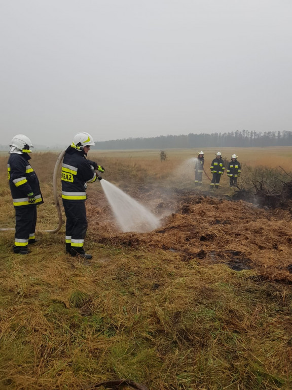 Łobez. Baloty słomy w ogniu