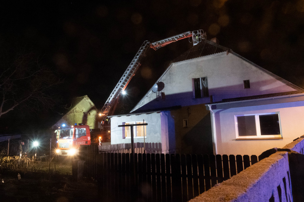 Klęka. Pożar sadzy w kominie