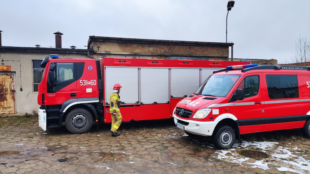 Witaszyczki. Pojemniki z nieznaną zawartością na posesji