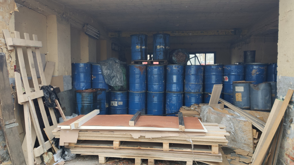 Witaszyczki. Pojemniki z nieznaną zawartością na posesji