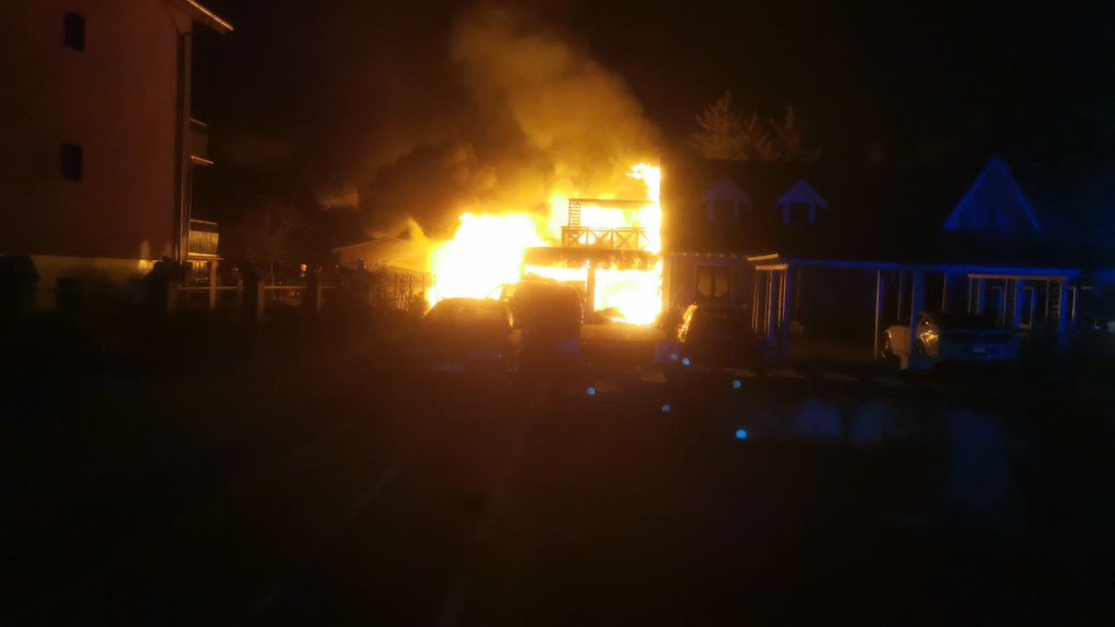 Golina. Pożar przy głównej drodze
