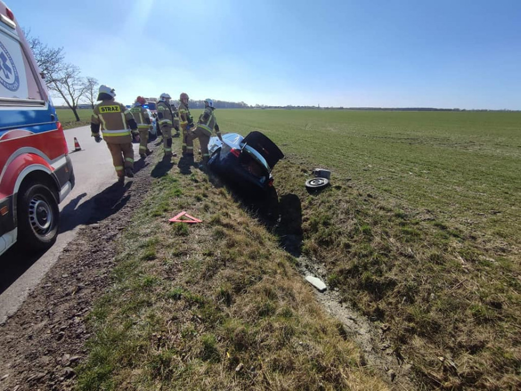 Samochód w rowie. Na drodze Nosków-Rusko-Potarzyca