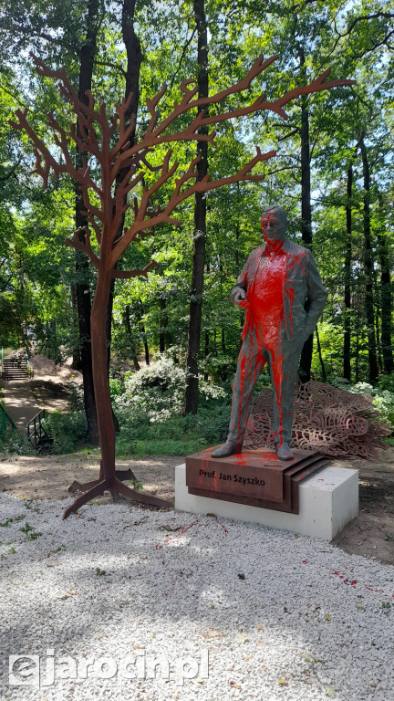 Pomnik prof. Szyszko zniszczony