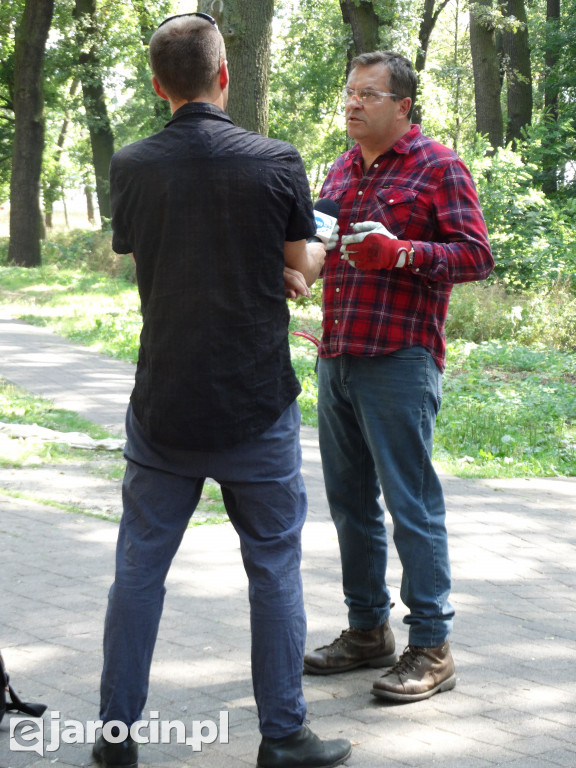 Czyszczenie pomnika prof. Jana Szyszko w Jarocinie