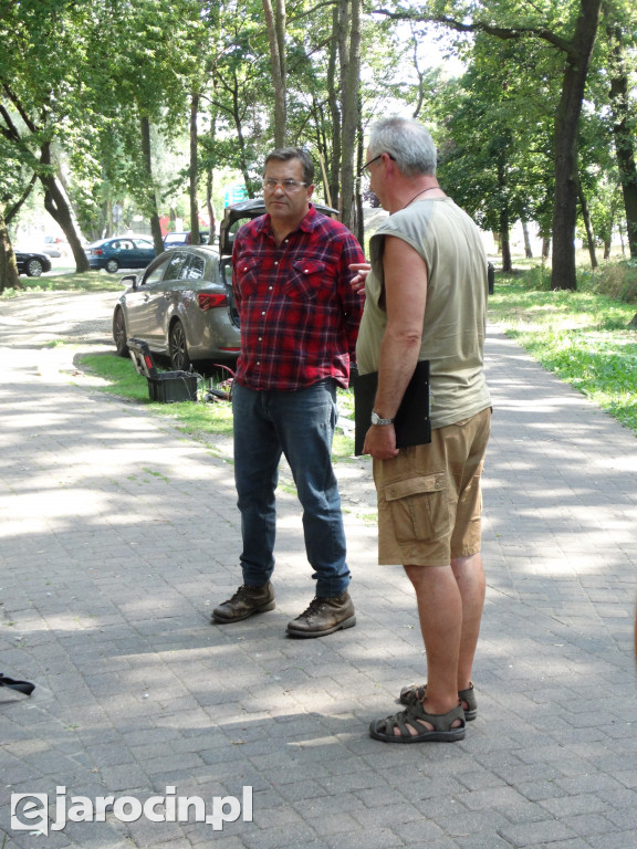Czyszczenie pomnika prof. Jana Szyszko w Jarocinie