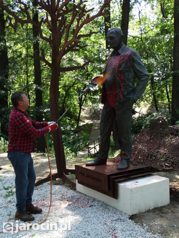 Czyszczenie pomnika prof. Jana Szyszko w Jarocinie