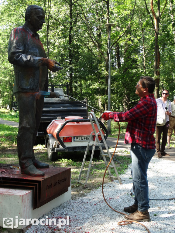 Czyszczenie pomnika prof. Jana Szyszko w Jarocinie