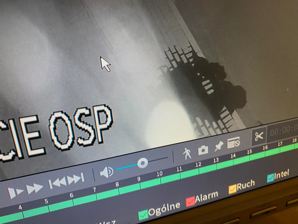 Plama oleju przed remizą w Potarzycy