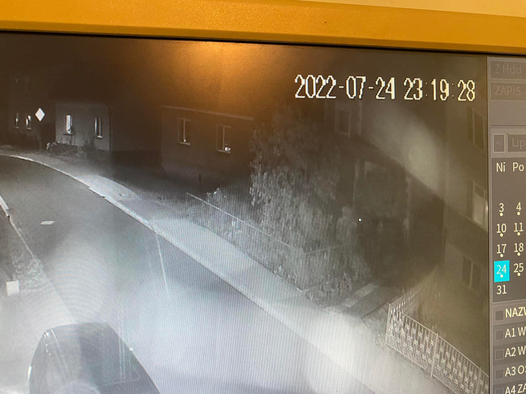 Plama oleju przed remizą w Potarzycy