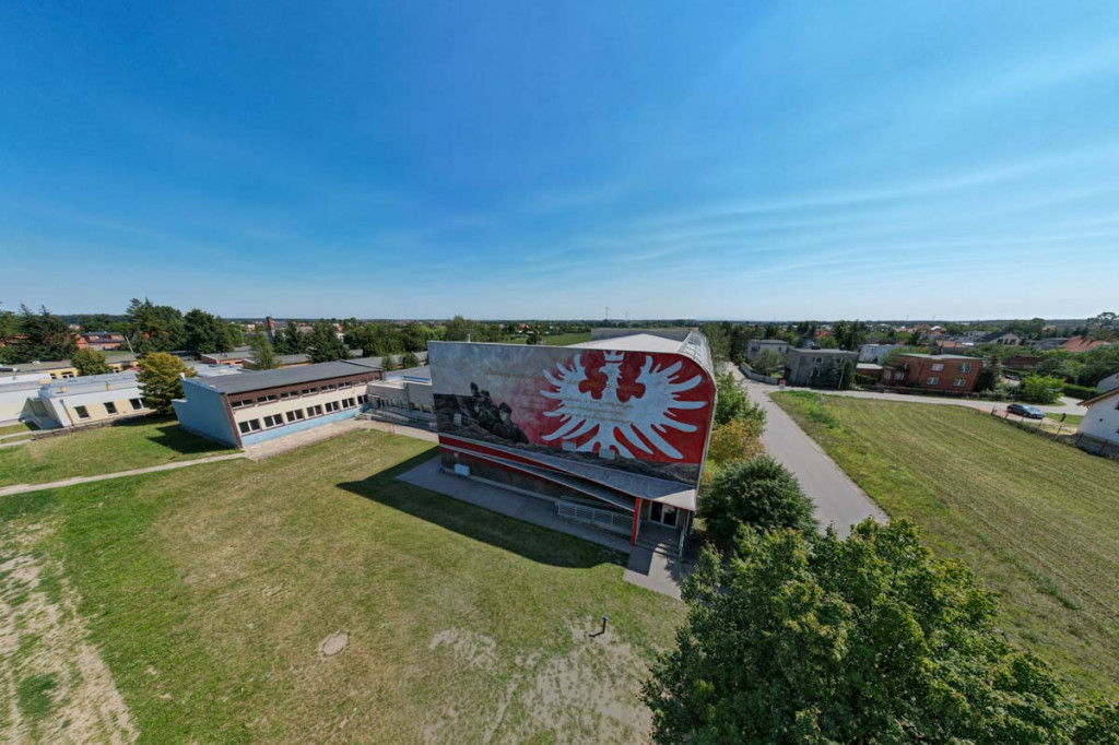 Mural na murze szkoły w Witaszycach
