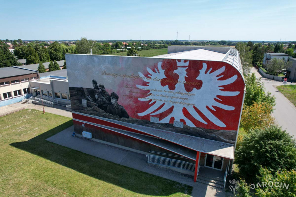 Mural na murze szkoły w Witaszycach
