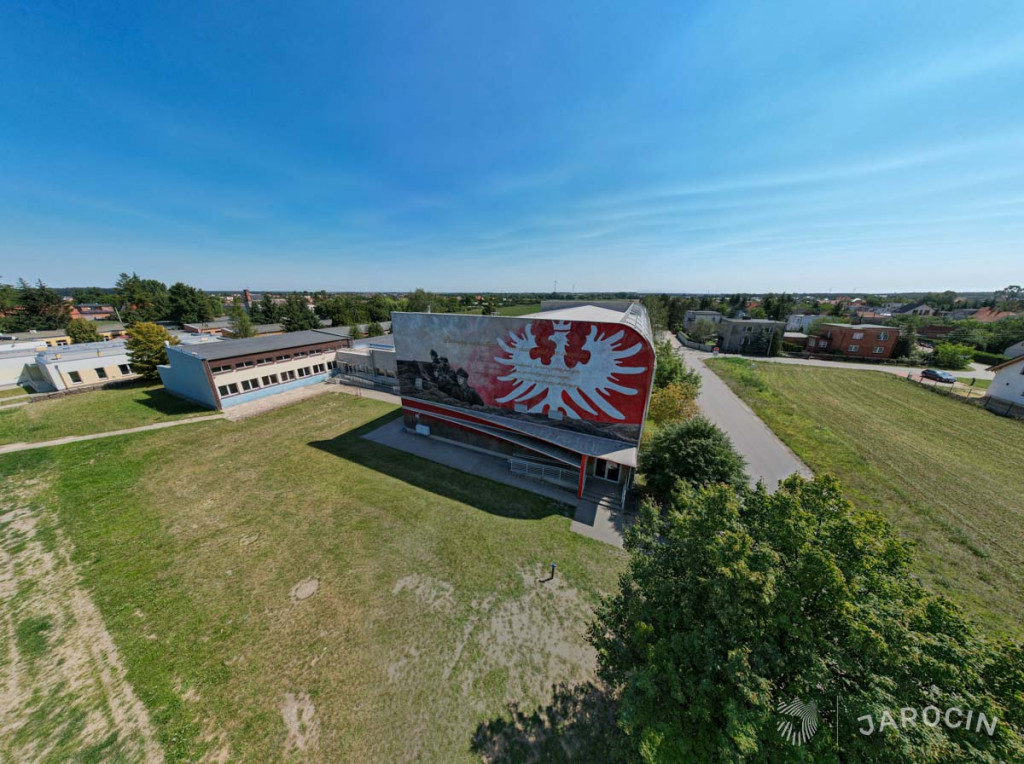 Mural na murze szkoły w Witaszycach