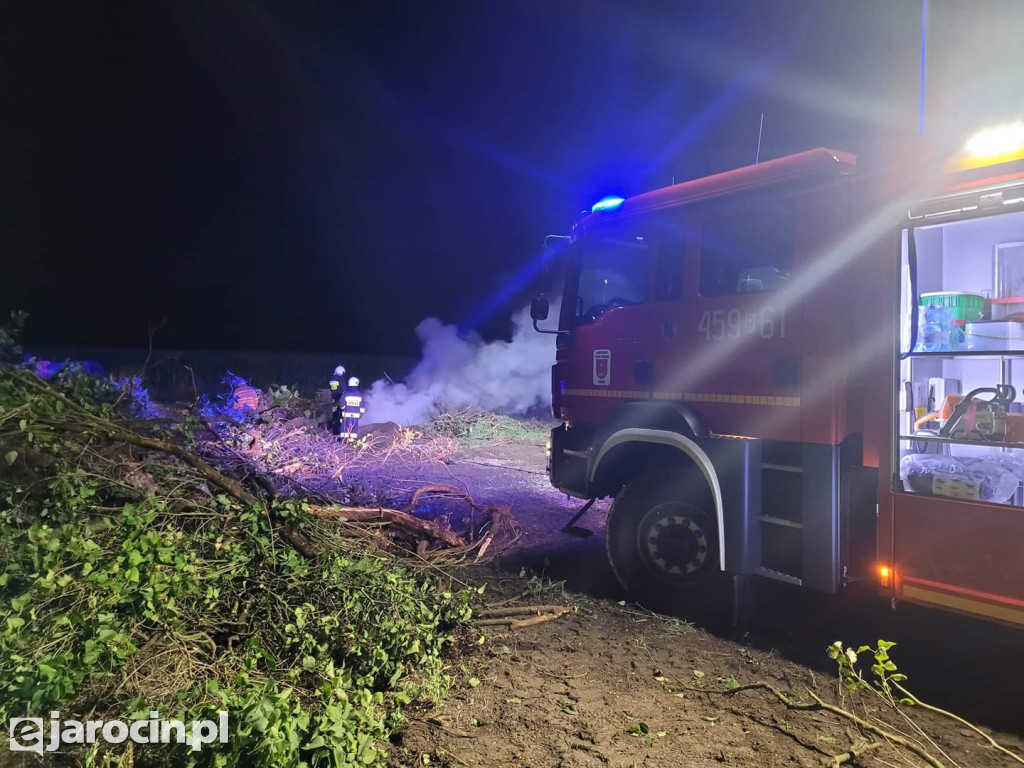 Żerków. Pożar na polu w Brzostkowie