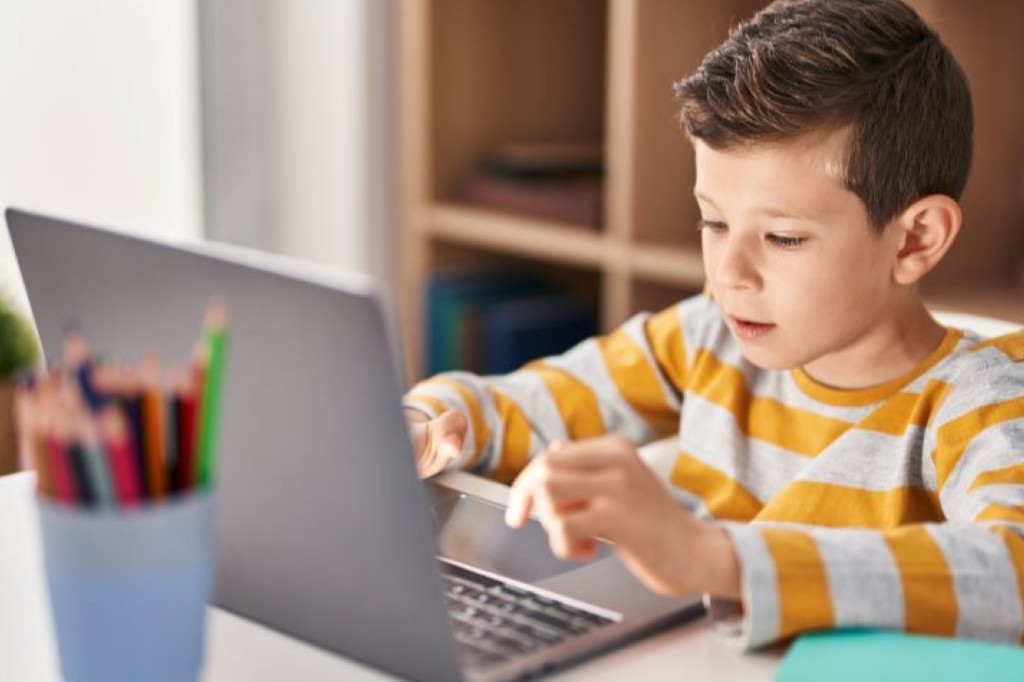 Ponad 300 laptopów dla dzieci