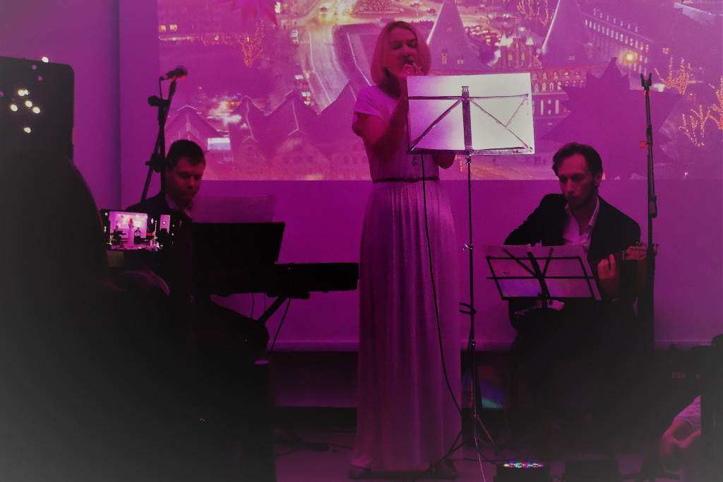 Koncert kolęd i piosenek świątecznych w Kamienicy Kultury