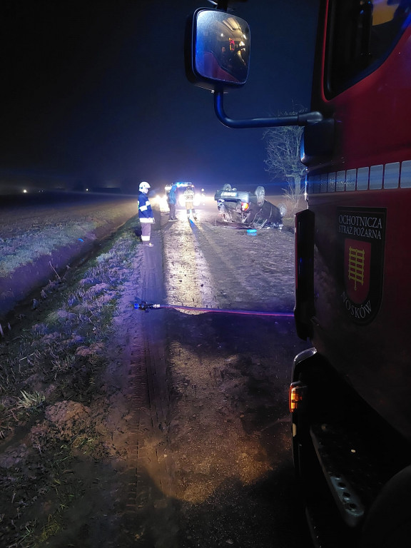 Samochód na dachu między Noskowem a Ruskiem