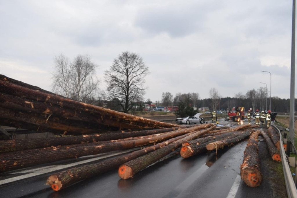 Zderzenie trzech samochodów na drodze krajowej nr 11