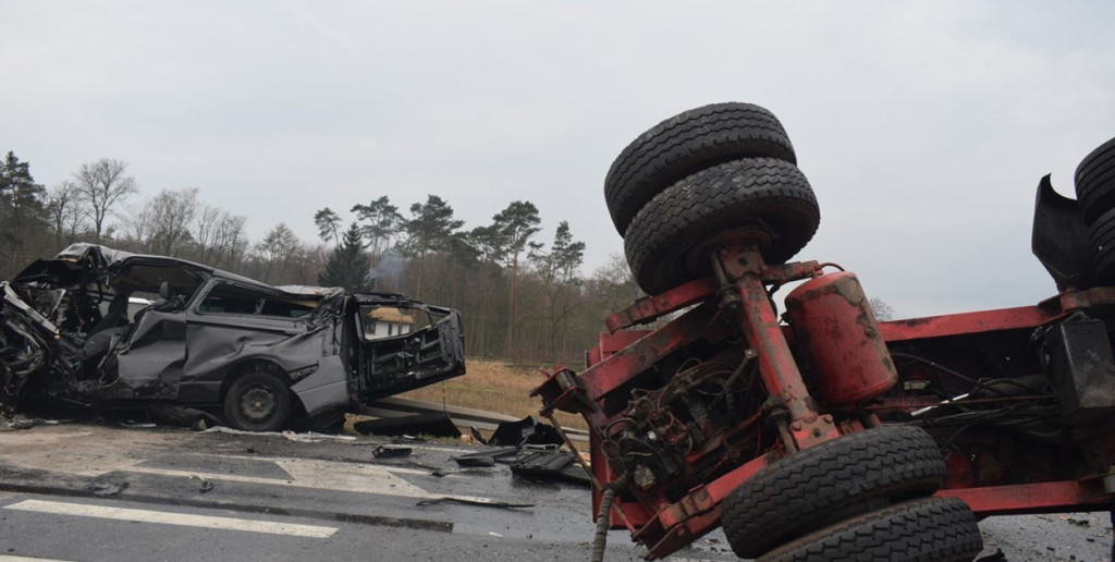 Zderzenie trzech samochodów na drodze krajowej nr 11