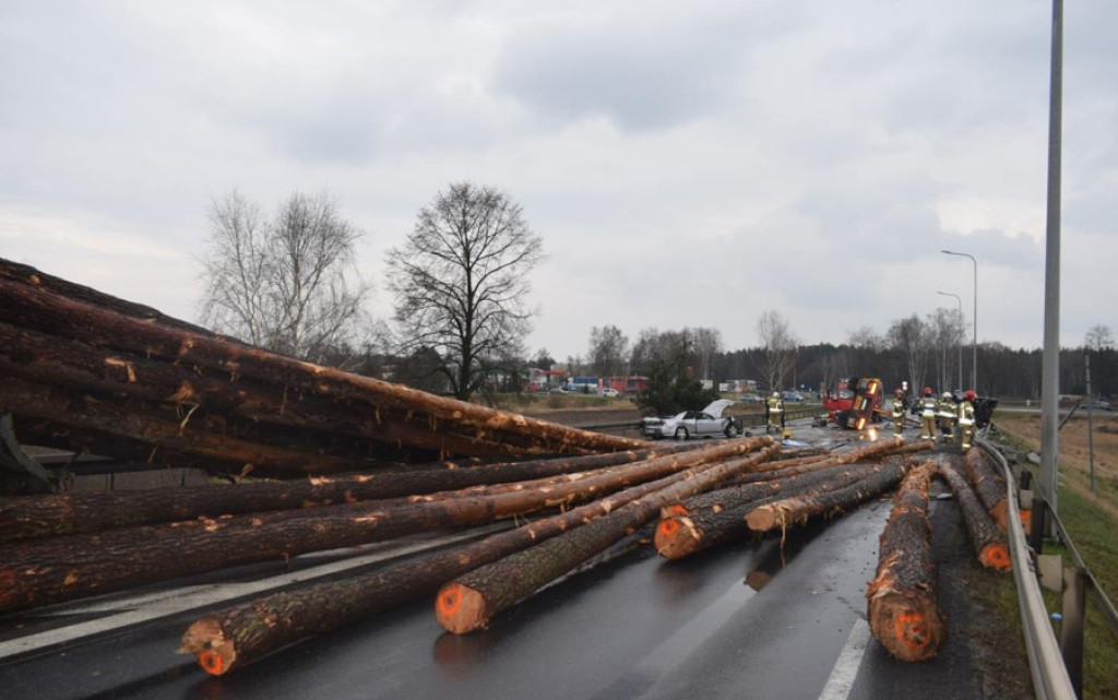 Zderzenie trzech samochodów na drodze krajowej nr 11