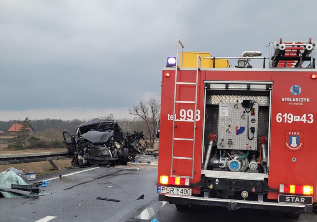 Zderzenie trzech samochodów na drodze krajowej nr 11