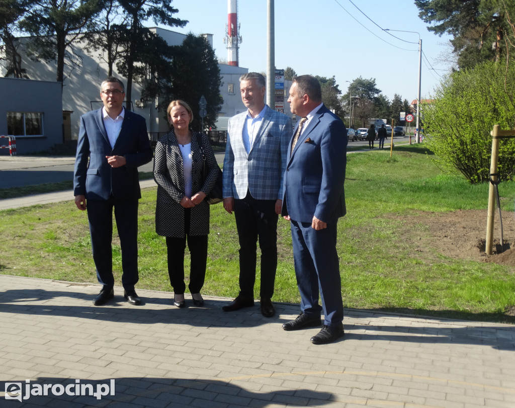 Pierwsze ze 10.000 drzew w Jarocinie zasadzone