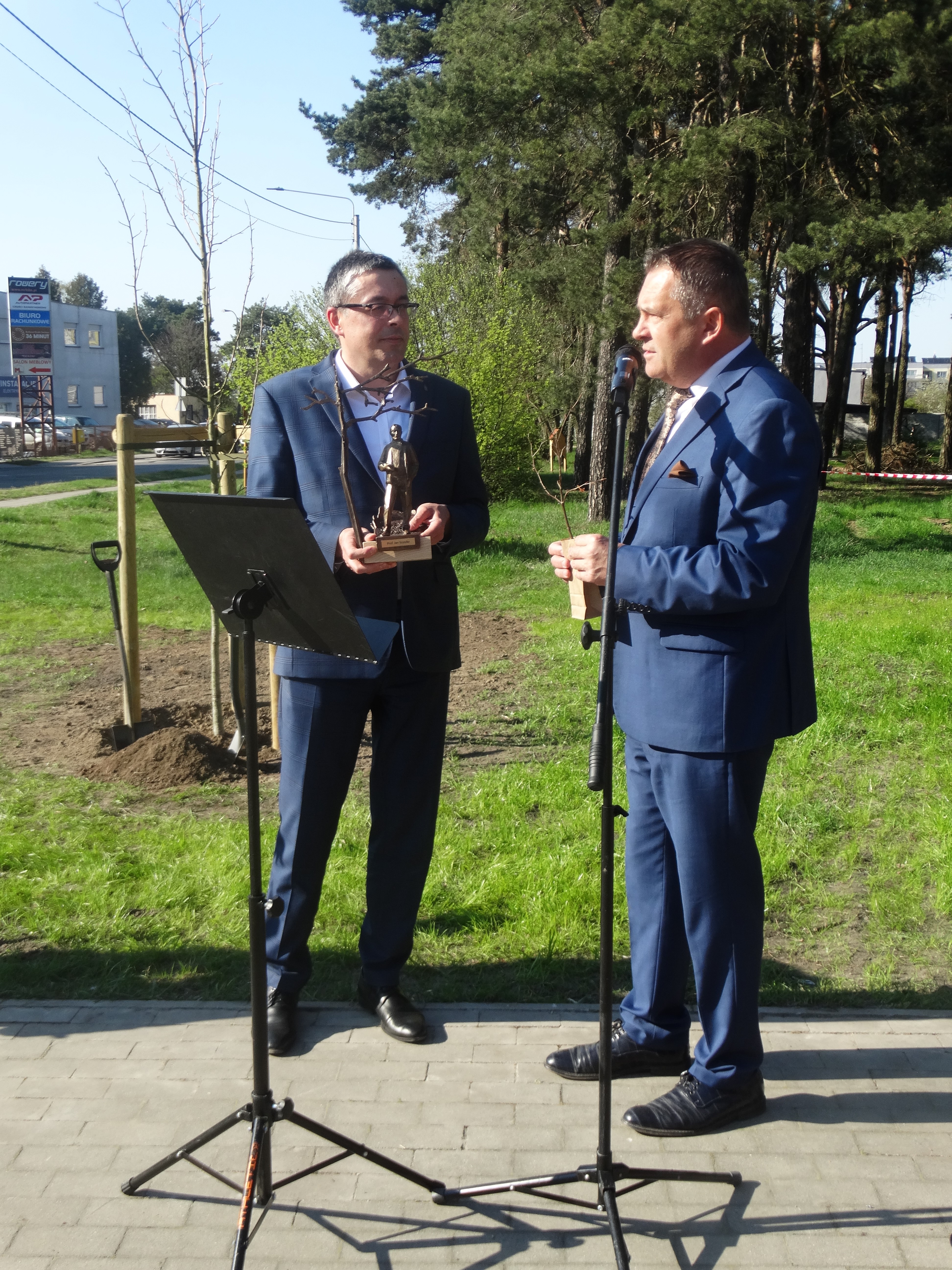 Pierwsze ze 10.000 drzew w Jarocinie zasadzone