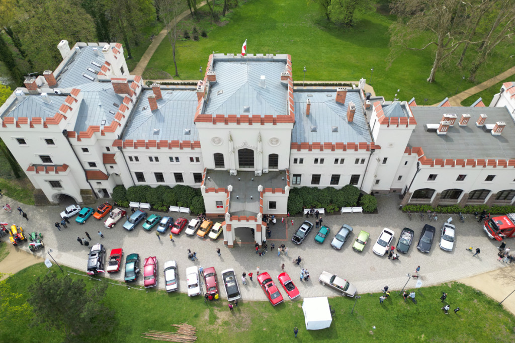 Parada zabytkowych aut - zdjęcia z drona