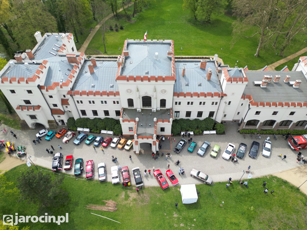 Parada zabytkowych aut - zdjęcia z drona