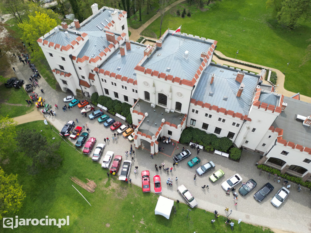 Parada zabytkowych aut - zdjęcia z drona