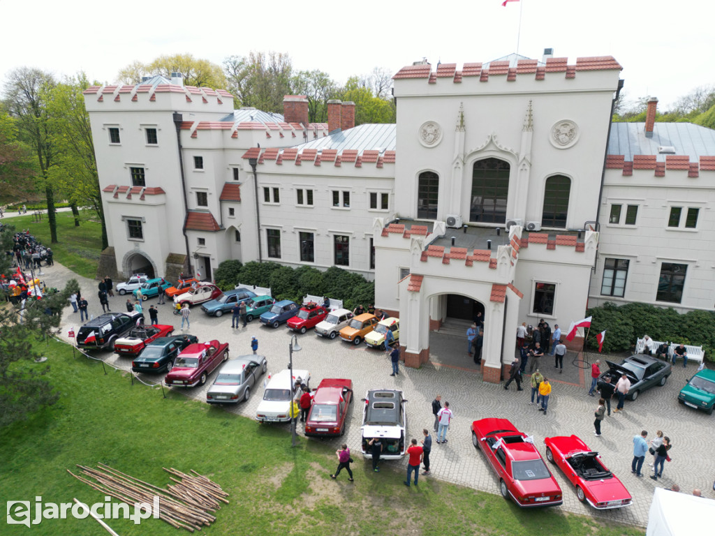 Parada zabytkowych aut - zdjęcia z drona